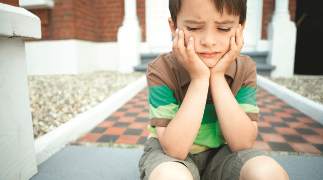 ילד עצוב (צילום: אינג אימג')