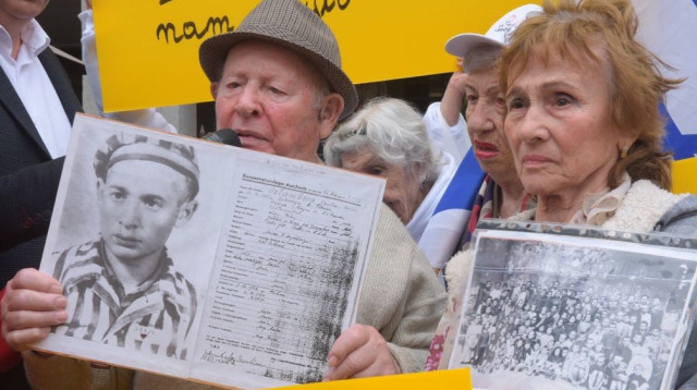 ניצולי שואה מפגינים מול שגרירות פולין בת"א (צילום: אבשלום ששוני)