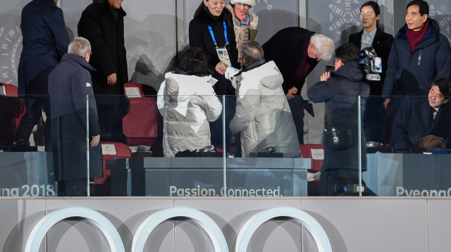 לחיצת היד ההיסטורית בין קים יו ג'ונג למון ג'ה אין (צילום: AFP)