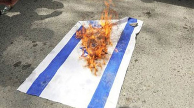 שריפת דגל ישראל בתהלוכה באיראן  (צילום: רשתות ערביות)