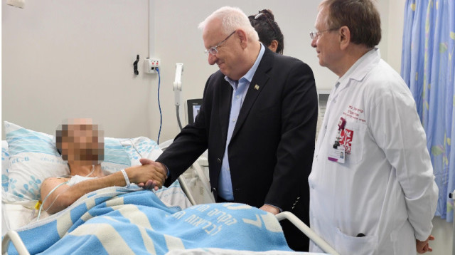 הנשיא עם הטייס שנפצע (צילום: מארק ניימן, לע"מ)