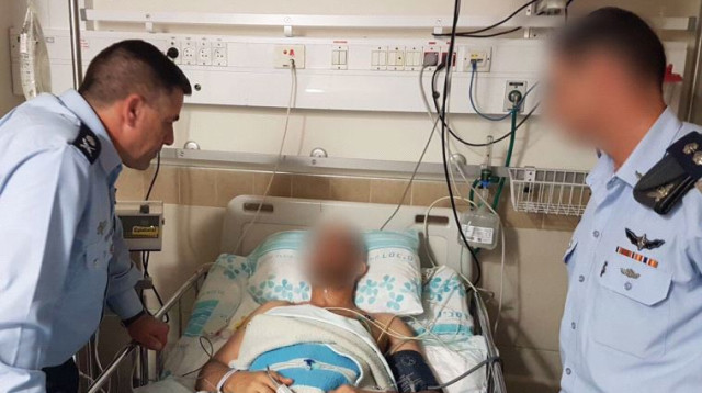 האלוף נורקין מבקר את הטייס הפצוע (צילום: דובר צה"ל)