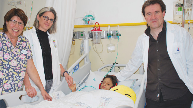 אוראל מושתל הכבד והצוות המטפל  (צילום: דוברות מרכז שניידר)