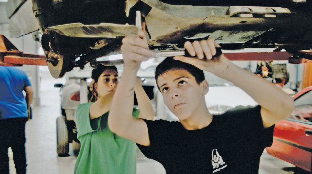 "נעורים" (צילום: hot 8)