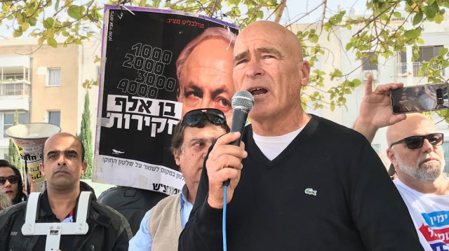 אסף חפץ בהפגנה בכיכר הבימה (צילום: אבשלום ששוני)