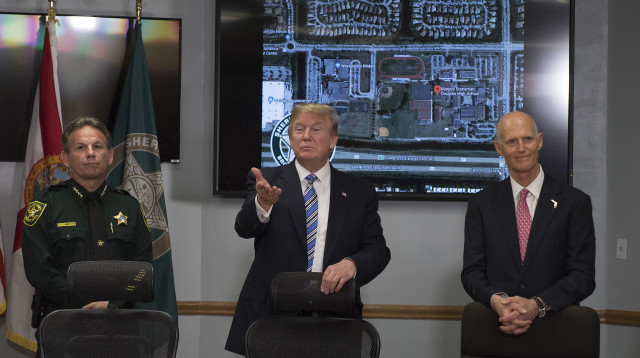 הנשיא טראמפ מבקר בפארקלנד (צילום: AFP)