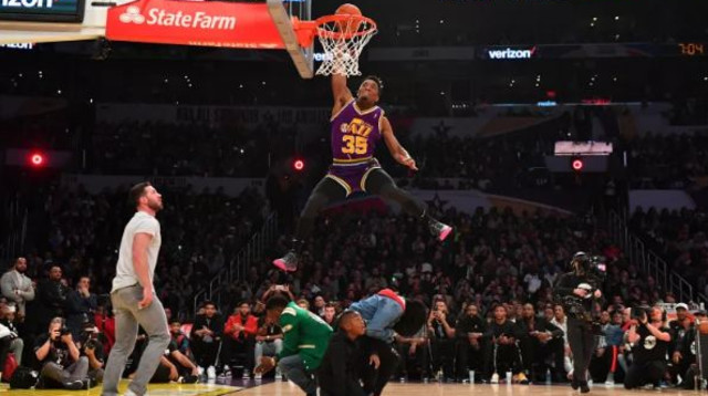 דונובן מיצ'ל מטביע (צילום: AFP)