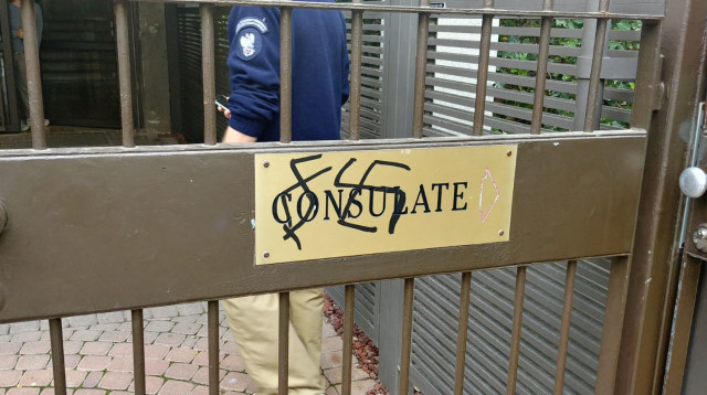 כתובות נאצה בשגרירות פולין (צילום: דוברות המשטרה)