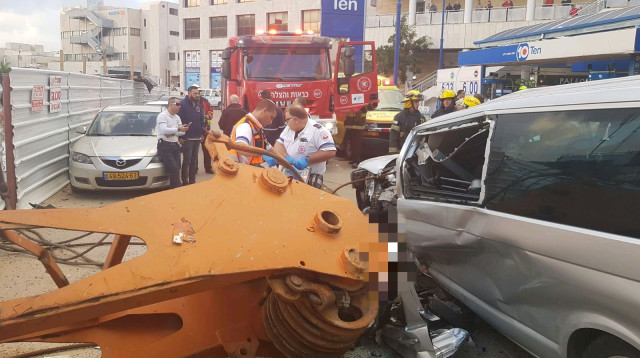 מנוף שקרס בכפר סבא (צילום: מד"א)