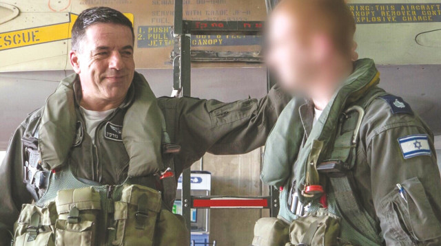 טייס ה-F-16 ומפקד חיל האוויר (צילום: דובר צה"ל)