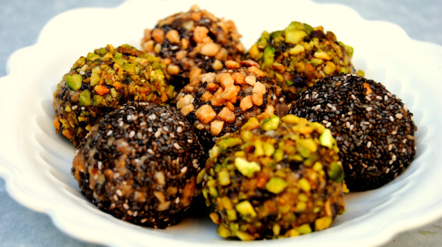 כדורי בריאות עם טחינה וצ'יה (צילום: פסקל פרץ-רובין)