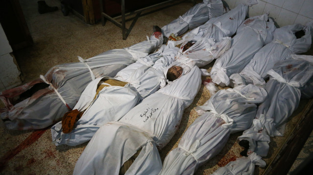 הרוגים מהפצצת צבא סוריה בח'וטא (צילום: AFP)