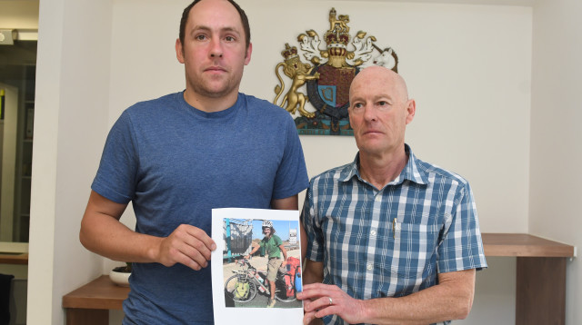 משפחת הטייל שנעלם במצפה רמון (צילום: אבשלום ששוני)