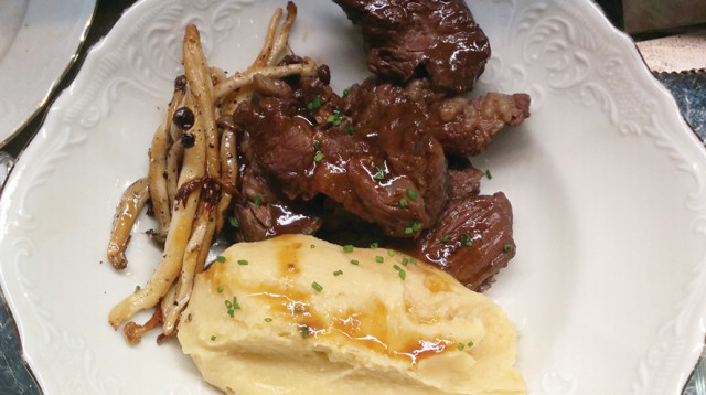 נתח פקניה לוביה טוסקנית ופירה במסעדת ה"ביסטרו" (צילום: אילן שאול)