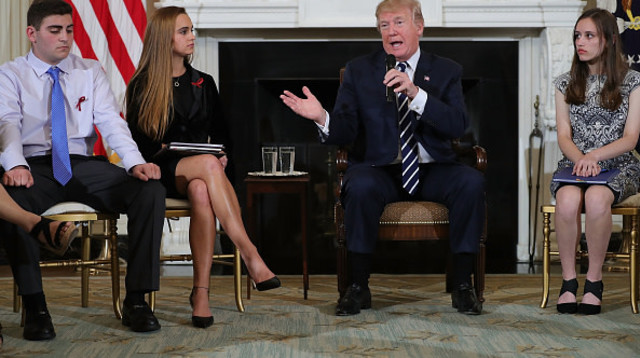 דונלד טראמפ וניצולי הטבח בפלורידה (צילום: Getty images)