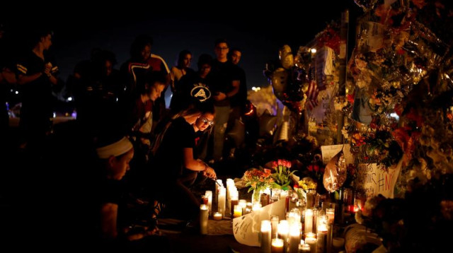 פינת הנצחה לנרצחים בפלורידה (צילום: רויטרס)