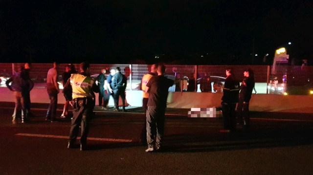 הולך רגל נהרג בכביש 2, סמוך לג'סר א-זרקא (צילום: דוברות מד"א)