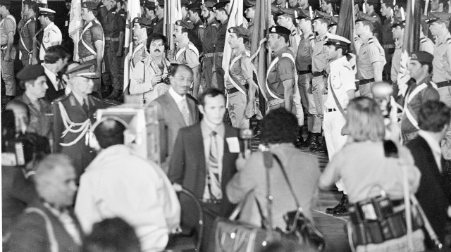 נחיתת סאדאת בארץ  (צילום: ארכיון צה"ל במשרד הביטחון)