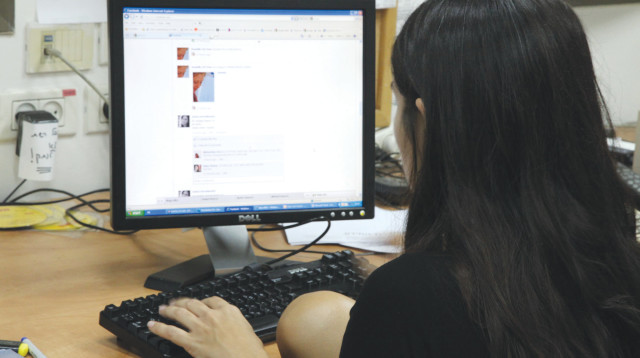 אישה מול מחשב, למצולמת אין קשר לכתבה (צילום: נאור רהב)