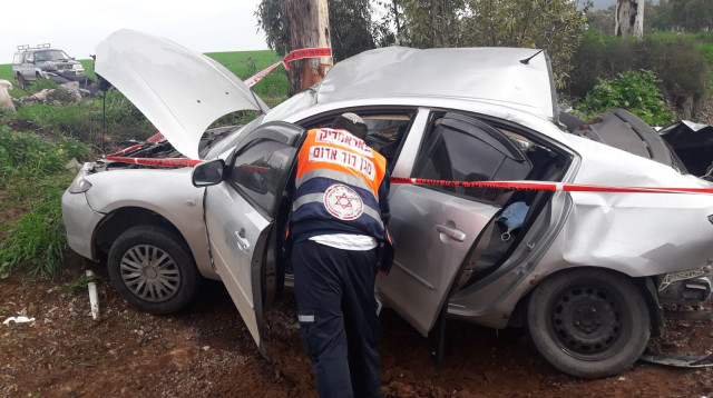 הרכב המרוסק ליד דבוריה (צילום: דוברות מד"א)