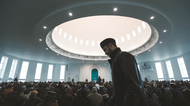 מתפללים במסגד בבריטניה (צילום: רויטרס)