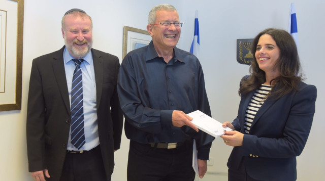 מסירת דוח הנציב על הפרקליטות (צילום: אבשלום ששוני)