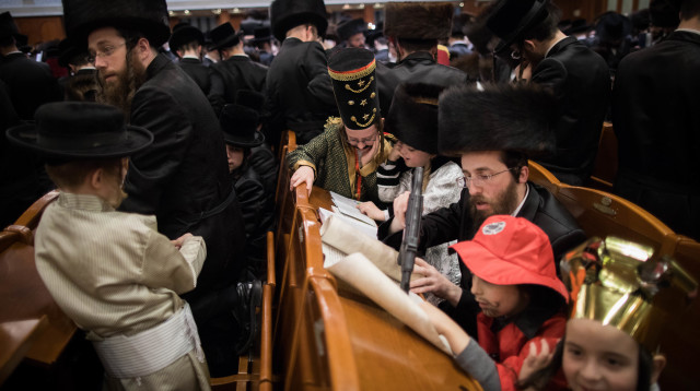 קריאת מגילת אסתר  (צילום: יונתן זינדל, פלאש 90)