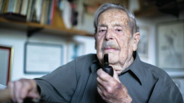 חיים גורי בביתו (צילום: יונתן זינדל)