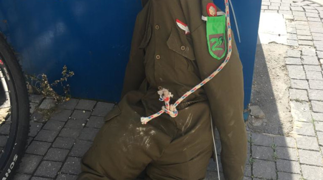 בובת החייל במאה שערים (צילום: דוברות המשטרה)