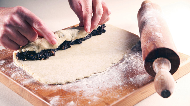 גלילת בצק (צילום: פסקל פרץ-רובין)