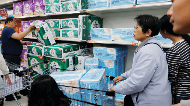 אזרחי טייוואן רוכשים נייר טואלט (צילום: רויטרס)