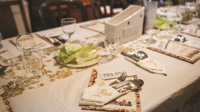 לקראת פסח החלטנו לבדוק היכן הכי משתלם לעשות את הקניות לחג. הרכבנו רשימת קניות בת 37 פריטים, את הכמוי (צילום: הדס פרוש, פלאש 90)