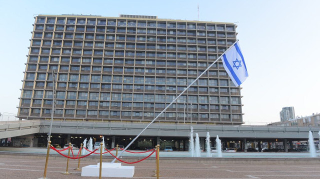 מיצג של דגל ישראל מט לנפול בכיכר רבין (צילום: אבשלום ששוני)