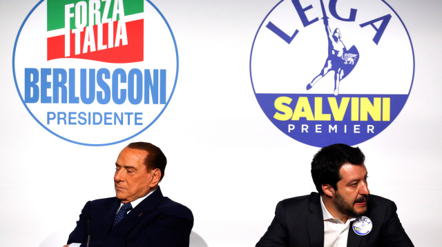 סילביו ברלוסקוני (משמאל) ומנהיג ה"לגה" מתאו סלביני (צילום: רויטרס)