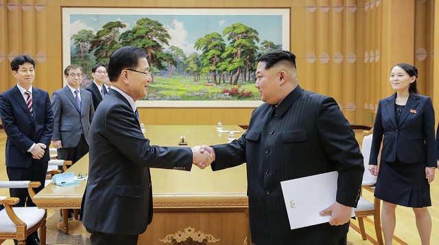 שליט קוריאה הצפונית קים נפגש עם שליח דרום קוריאני (צילום: AFP)