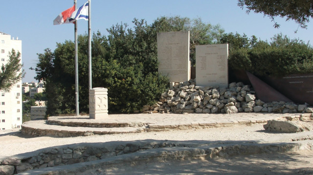 הלפיד בגבעת התחמושת מבט כללי (צילום: גרשון היימן)