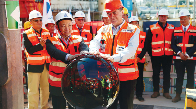 השר ישראל כץ ונציגי חברת CRTG הסינית, עם תחילת שלב החפירות בקו האדום (צילום: רויטרס)