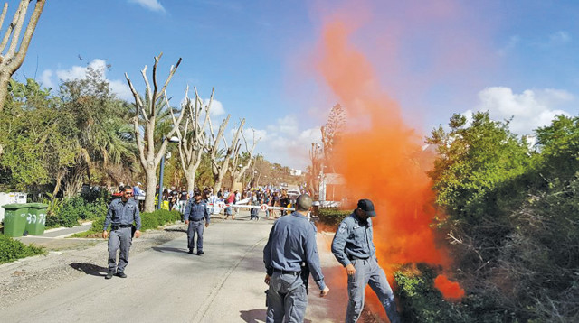 השלכת האבוקה לעבר ביתו של ראש הממשלה בקיסריה (צילום: הפורום הישראלי לשמירה על החופים)