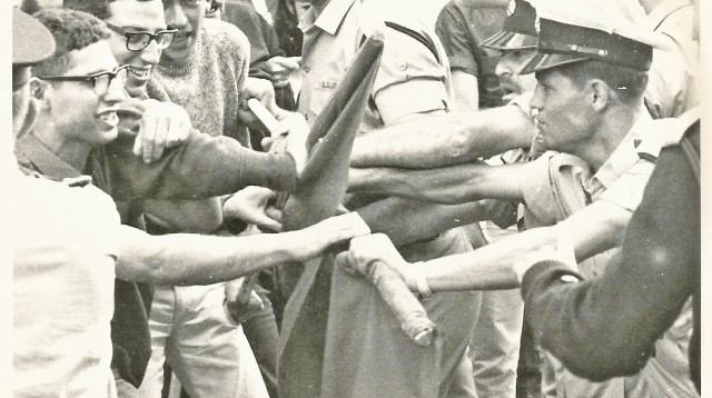 חיים הנגבי מפגין (צילום: נתן זהבי)