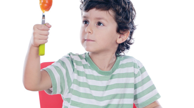 ילד אוכל (צילום: אינגאימג')