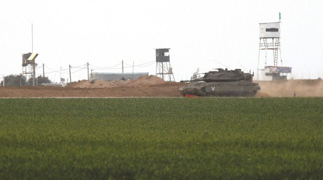 טנק של צה"ל סמוך לגבול רצועת עזה (צילום: רויטרס)