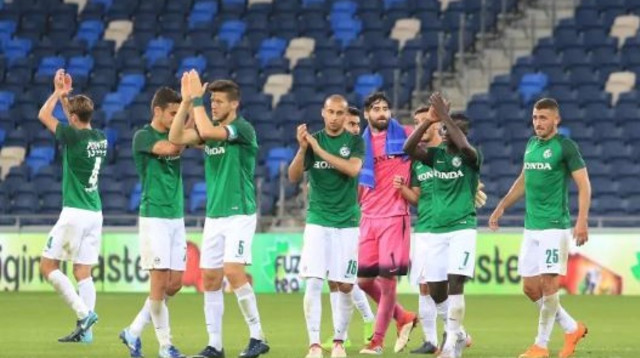 מכבי חיפה חוגגת את הניצחון על עכו (צילום: ערן לוף)