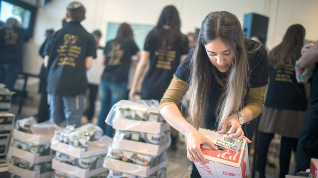 אריזת חבילות ב"לקט ישראל" (צילום: הדס פרוש)
