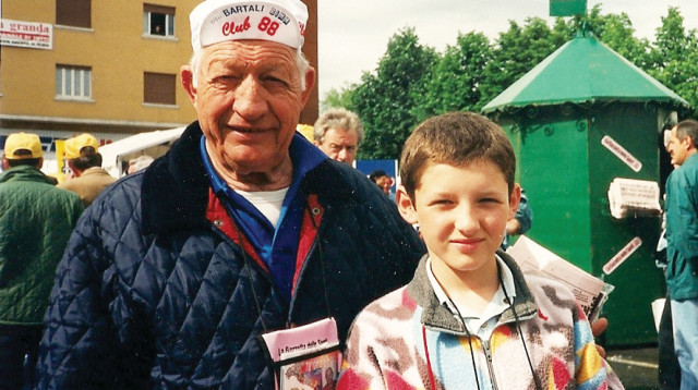 ברטגני בילדותו  עם סבו ברטלי  (צילום: צילום פרטי)