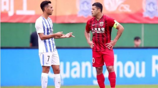 ערן זהבי עם האלק (צילום: הליגה הסינית האתר הרשמי)