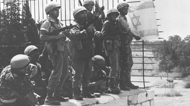 הנפת הדגל בכותל (צילום: אלי לנדאו, לע"מ)