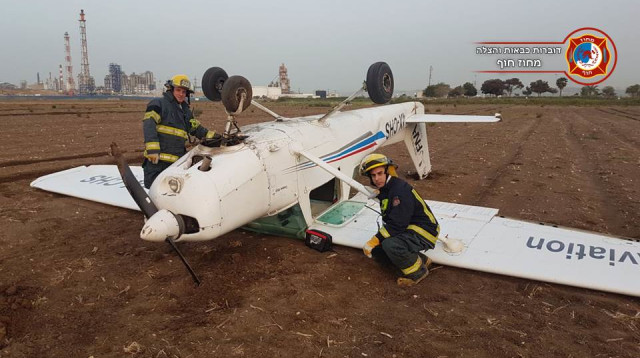 המטוס הקל שהתרסק סמוך ליגור (צילום: דוברות כבאות והצלה חוף)
