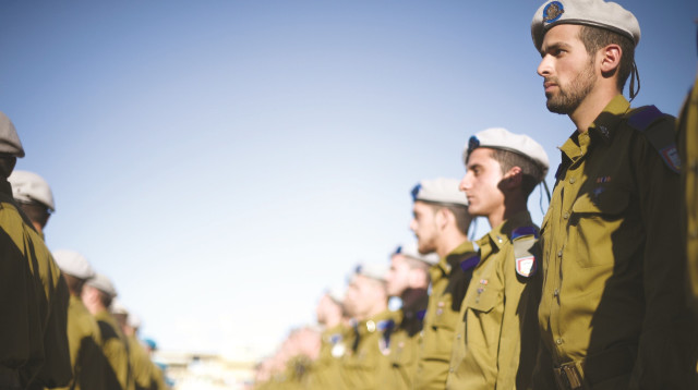 טקס סיום קורס קצינים. למצולמים אין קשר לכתבה (צילום: פלאש 90)