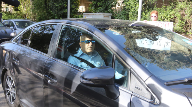 חוקרי המשטרה בכניסה למעון רה"מ (צילום: מרק ישראל סלם)