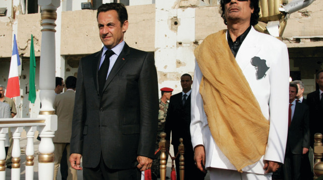 מועמר קדאפי וניקולא סרקוזי  (צילום: רויטרס)